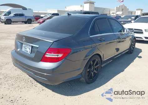 2013 Mercedes-Benz C 250 Sport z USA, uszkodzony, nr VIN WDDGF4HB2DG092144